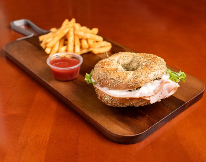 Sandwich jambon et romarin sur bagel
